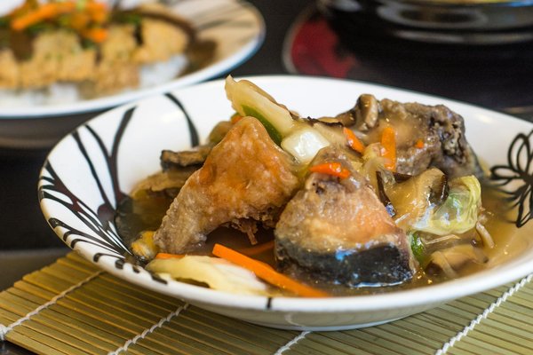 Wie kann man mit Farben in der Damenmode Akzente setzen?